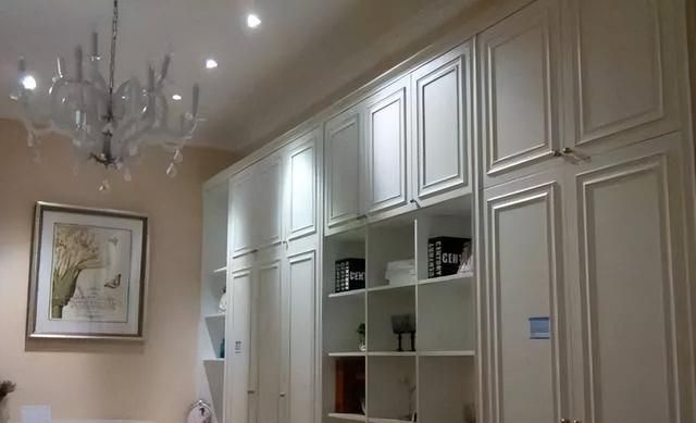 衣柜是用“定制版”还是“木工做”？两种柜子做完，实力差距大 - 家居知识