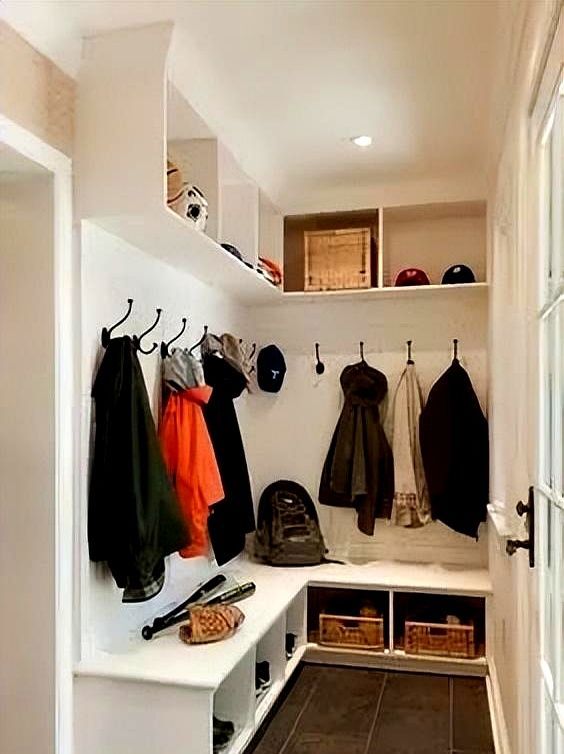 玄关变身时尚衣帽间,这些人性化设计让家更高级! 玄关改时尚衣帽间,这些人性化设计方案,你家也可以有! - 家居知识