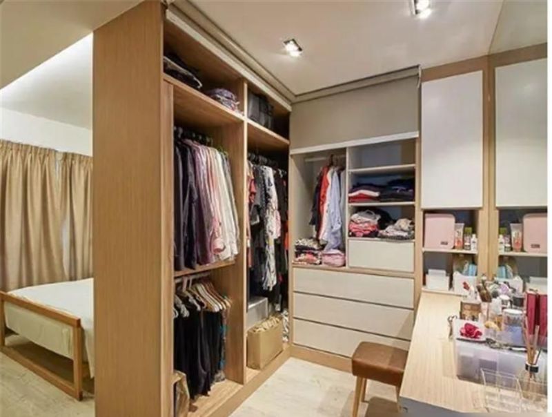 卧室衣柜别靠墙!隔出1米打造独立衣帽间,美观实用两不误 卧室衣柜别靠墙,隔出1米做成独立衣帽间,好看又实用 - 家居知识