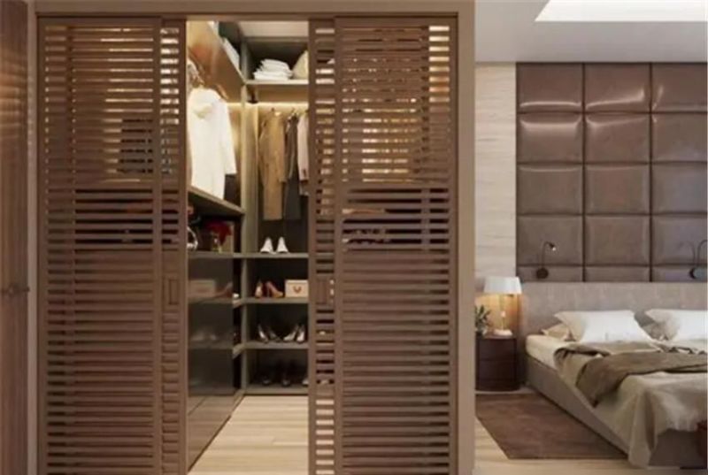 卧室衣柜别靠墙!隔出1米打造独立衣帽间,美观实用两不误 卧室衣柜别靠墙,隔出1米做成独立衣帽间,好看又实用 - 家居知识