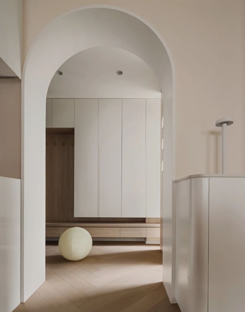 微水泥奶咖墙+拱形露台,这个奶油风小家四季如暖阳般治愈! 被问爆的奶油风小家!微水泥奶咖墙 + 拱形露台,四季都像裹在暖阳 - 家居知识