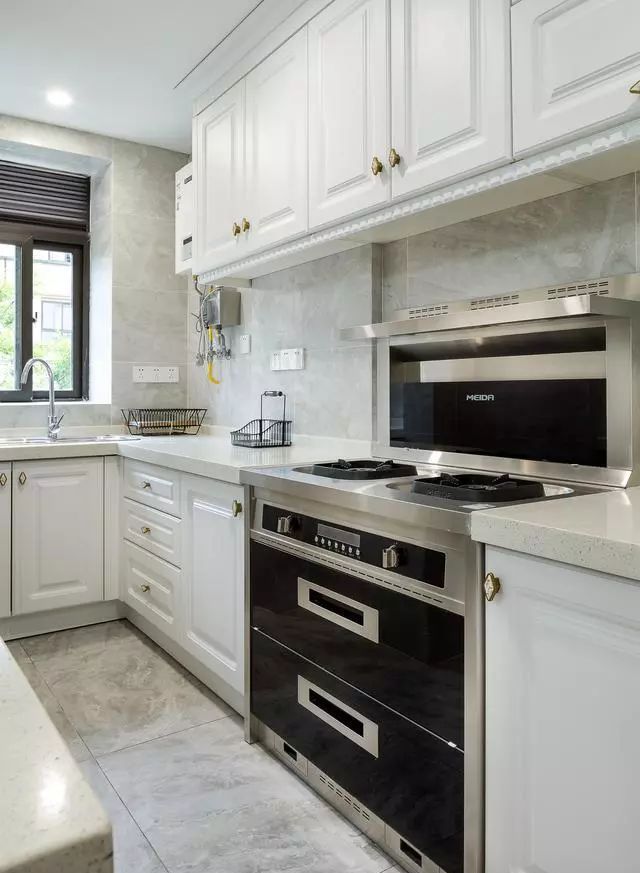 128㎡现代美式复式楼：白色主调显质感，每处设计都藏巧思 - 家居知识