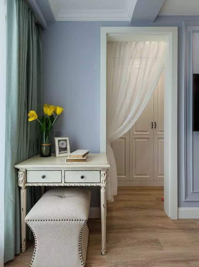 128㎡现代美式复式楼：白色主调显质感，每处设计都藏巧思 - 家居知识