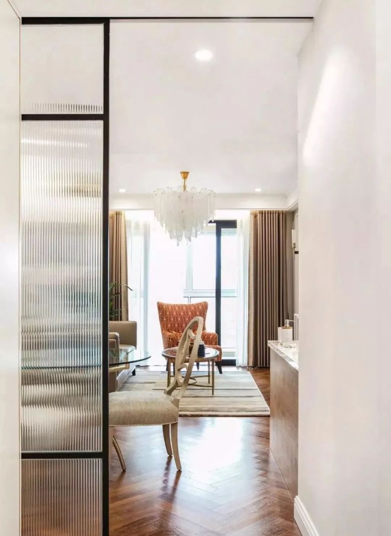 80㎡美式风新房：玄关铜质元素亮眼，轻奢浪漫感贯穿全屋 - 家居知识