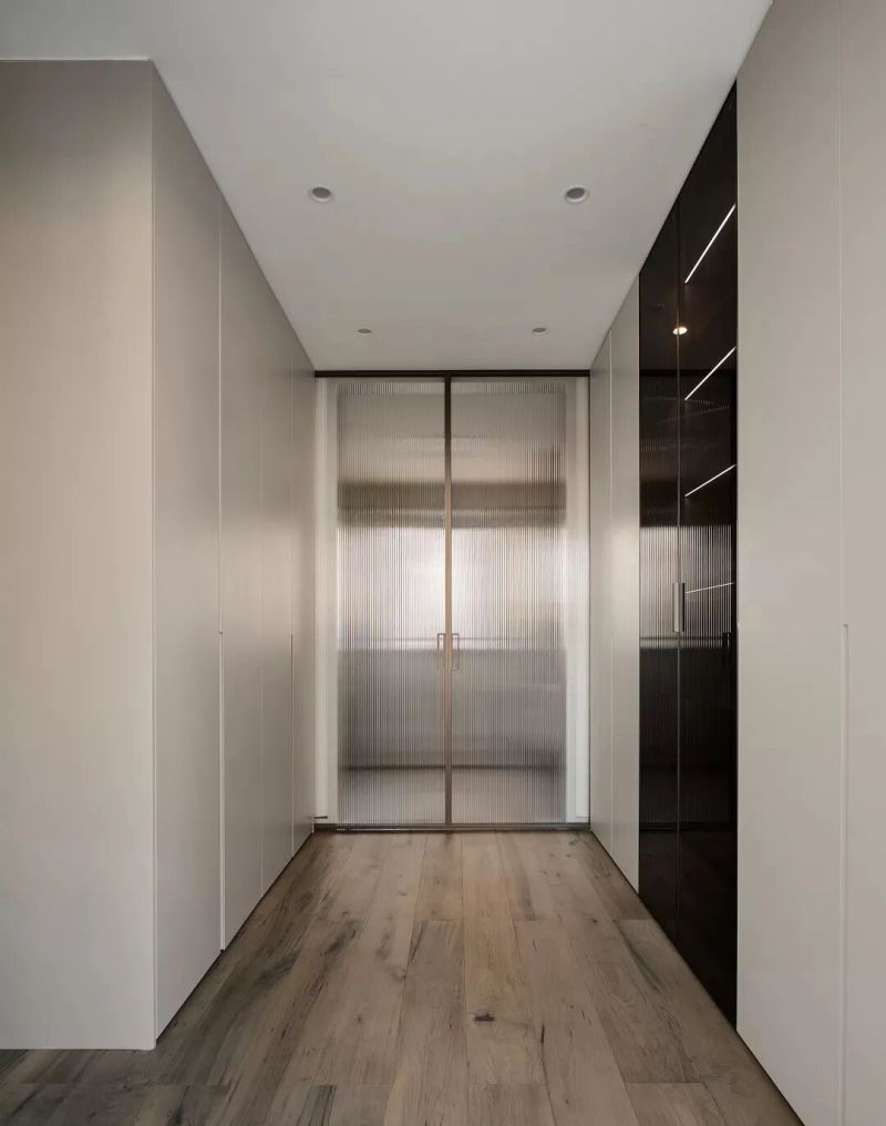 定制衣柜颜值差距大揭秘,4种全落地实况对比解析 都是定制衣柜,为啥美丑差别这么大?4种全落地实况分析 - 家居知识