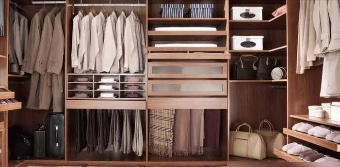 定制衣柜还是木工打柜子?掌握这5点关键,美观实用全搞定 无论选定制衣柜还是木工打柜子,坚持这“5点”,保证美观又实用 - 家居知识