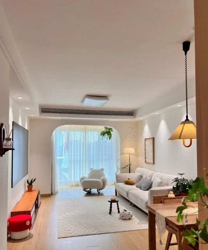 原木风客厅餐厅设计，温馨实用两不误