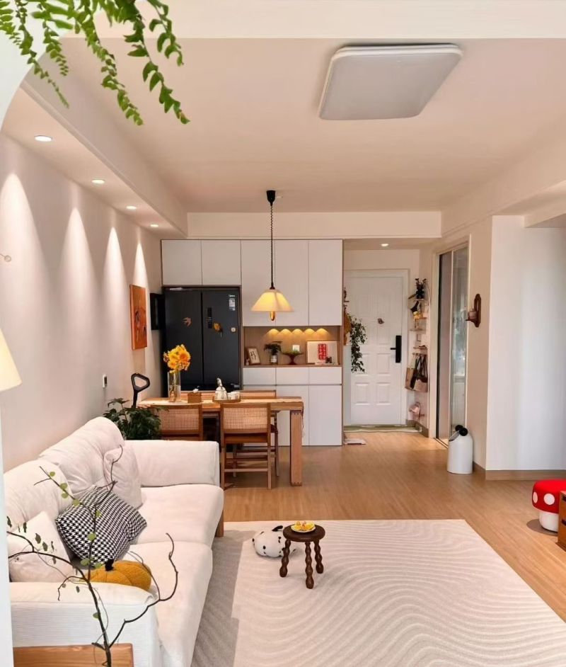 原木风客厅餐厅设计,温馨实用两不误 原木风家装走红!客厅餐厅这样设计,温馨感与实用性拉满 - 家居知识