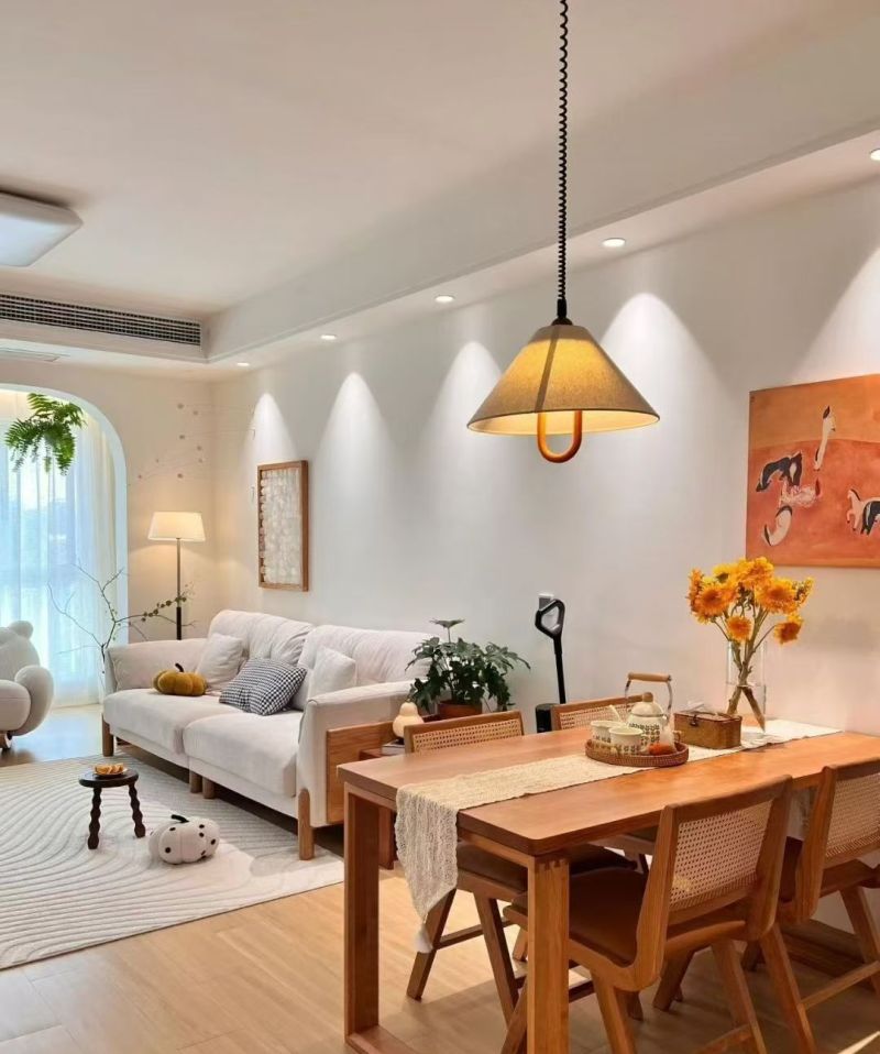 原木风客厅餐厅设计,温馨实用两不误 原木风家装走红!客厅餐厅这样设计,温馨感与实用性拉满 - 家居知识