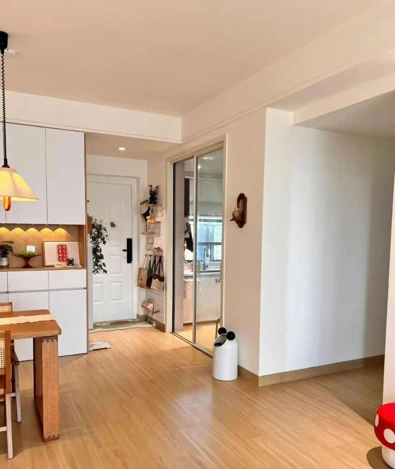 原木风客厅餐厅设计,温馨实用两不误 原木风家装走红!客厅餐厅这样设计,温馨感与实用性拉满 - 家居知识