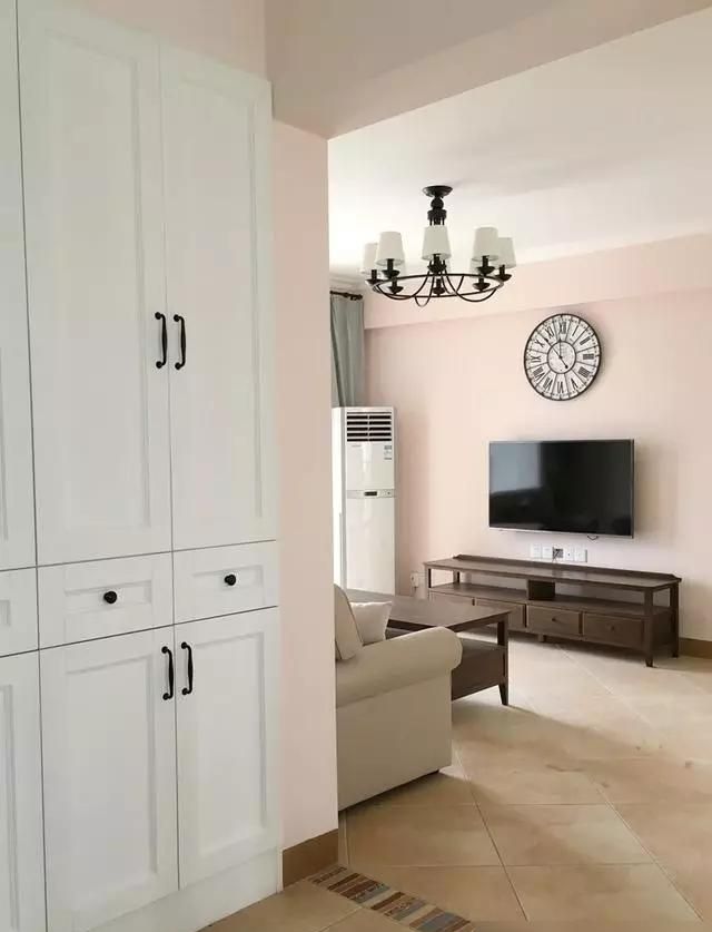 89平美式小宅,实用温馨设计,窗帘装法成亮点! 89平美式情怀小居:实用又温馨,窗帘装法独树一帜! - 家居知识