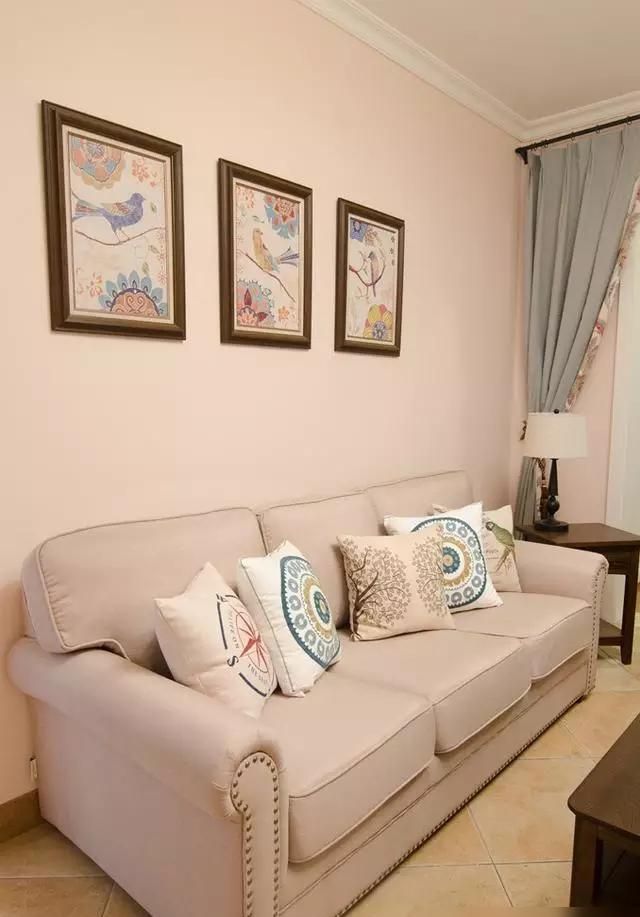 89平美式小宅,实用温馨设计,窗帘装法成亮点! 89平美式情怀小居:实用又温馨,窗帘装法独树一帜! - 家居知识