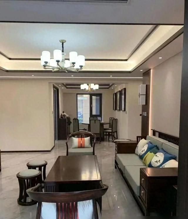 青岛退休夫妇打造高级新中式家居,岁月沉淀下的优雅格调 青岛一对退休夫妇的新家,那叫一个高级,日久弥新的新中式风格 - 家居知识