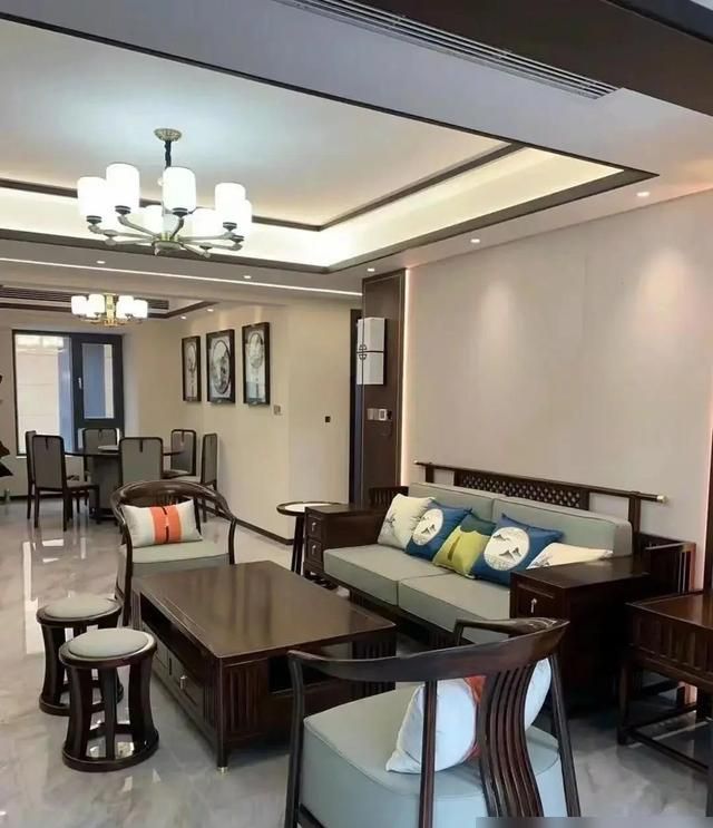 青岛退休夫妇打造高级新中式家居,岁月沉淀下的优雅格调 青岛一对退休夫妇的新家,那叫一个高级,日久弥新的新中式风格 - 家居知识