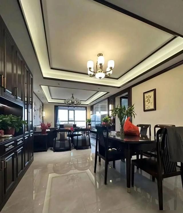 青岛退休夫妇打造高级新中式家居,岁月沉淀下的优雅格调 青岛一对退休夫妇的新家,那叫一个高级,日久弥新的新中式风格 - 家居知识