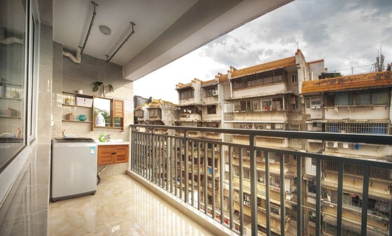 阳台柜虽贵又占地,为何仍受追捧?揭秘背后真实原因 定制阳台柜,要花几千元,还占地方,但为什么很多人做?听听实话 - 家居知识