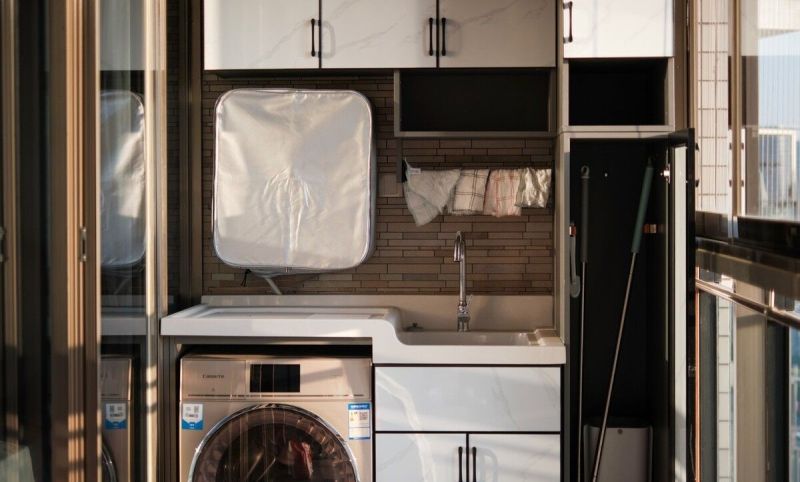 阳台柜虽贵又占地,为何仍受追捧?揭秘背后真实原因 定制阳台柜,要花几千元,还占地方,但为什么很多人做?听听实话 - 家居知识