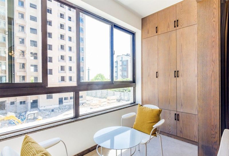 阳台柜虽贵又占地,为何仍受追捧?揭秘背后真实原因 定制阳台柜,要花几千元,还占地方,但为什么很多人做?听听实话 - 家居知识