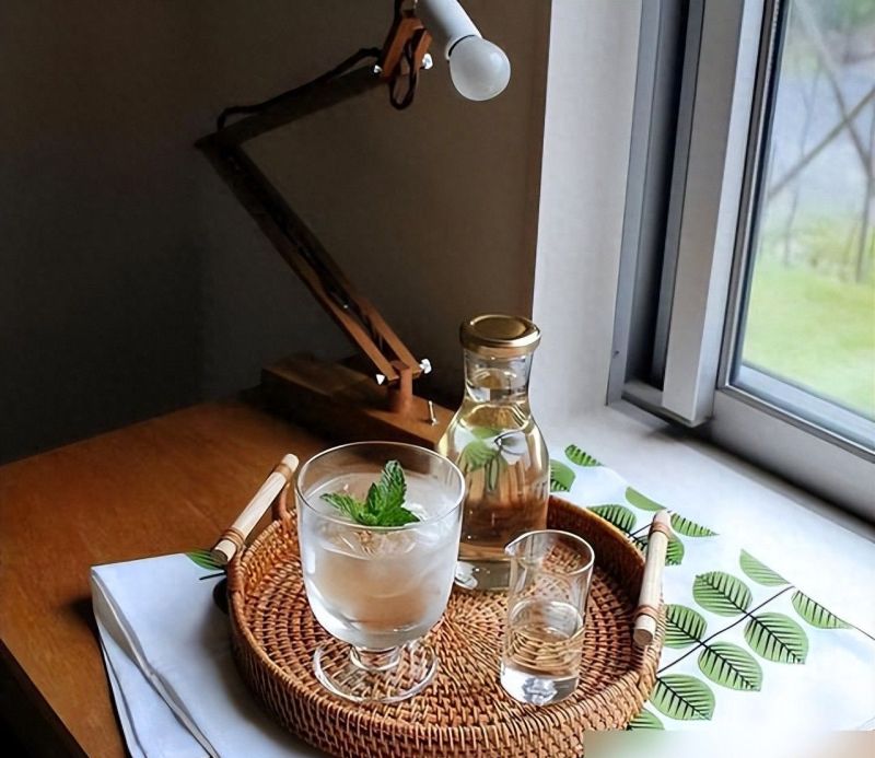 43岁婆婆坚持穷装走红，极简全屋引网友热议