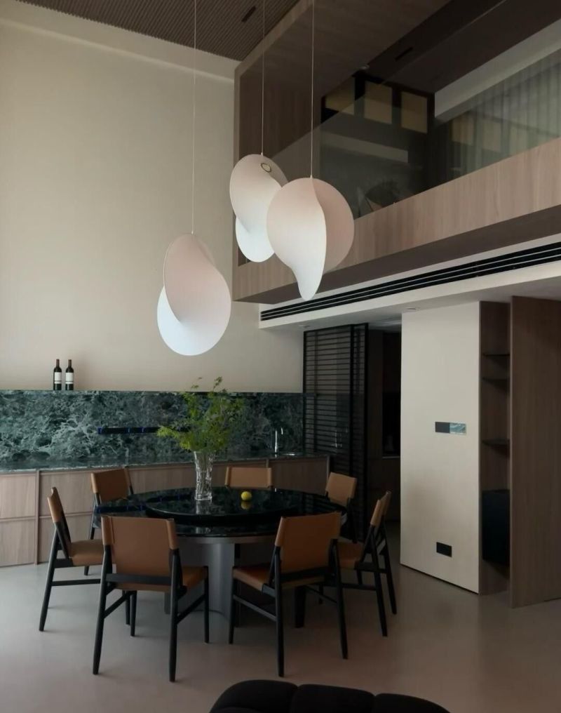 🌿设计师视角｜挑空别墅的材质美学，在侘寂与现代间找平衡 - 家居知识