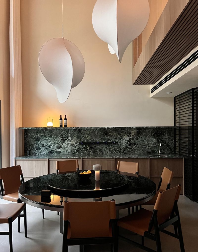 🌿设计师视角｜挑空别墅的材质美学，在侘寂与现代间找平衡 - 家居知识