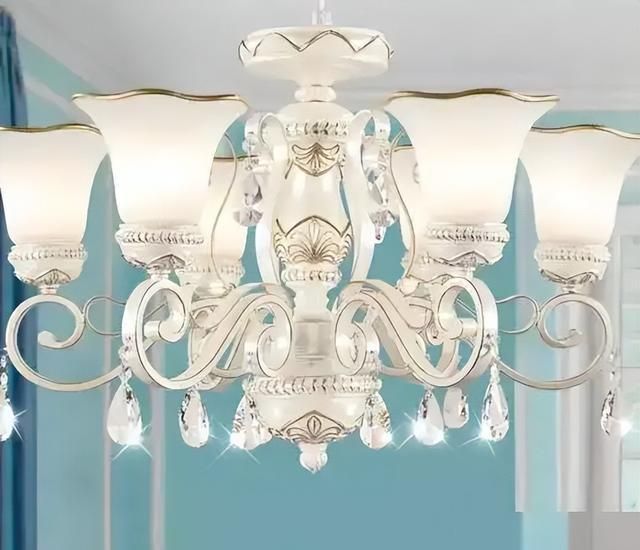 欧式古典撞上北欧极简：一场“奢华”与“留白”的美学对诀 - 家居知识