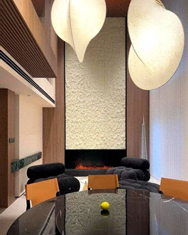 侘寂与现代的材质对话，设计师解构挑空别墅的美学平衡