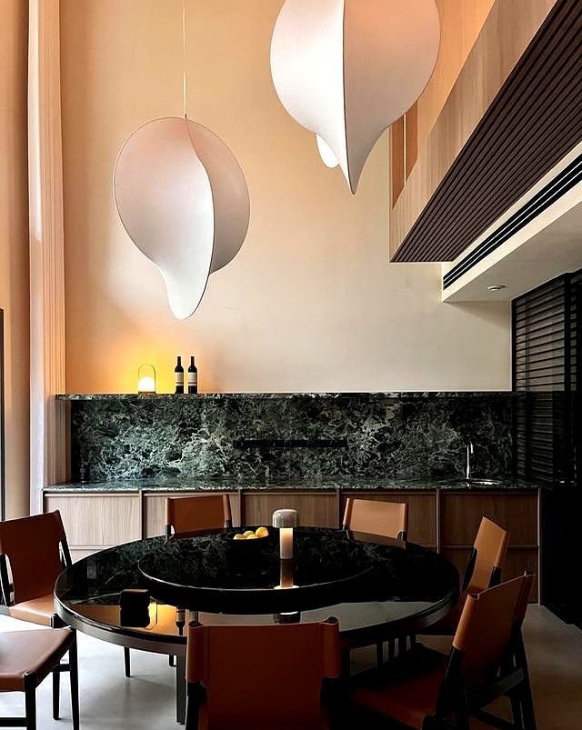 🌿设计师视角｜挑空别墅的材质美学，在侘寂与现代间找平衡 - 家居知识