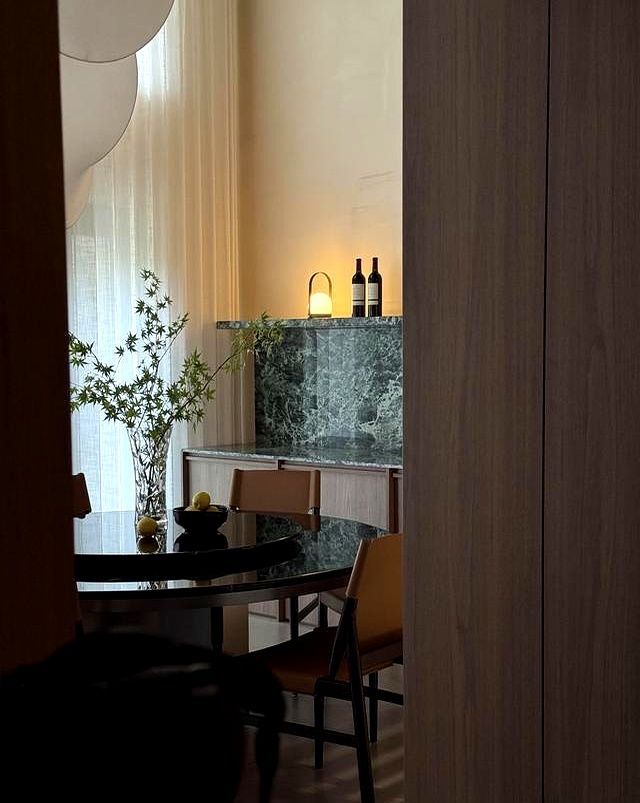 🌿设计师视角｜挑空别墅的材质美学，在侘寂与现代间找平衡 - 家居知识