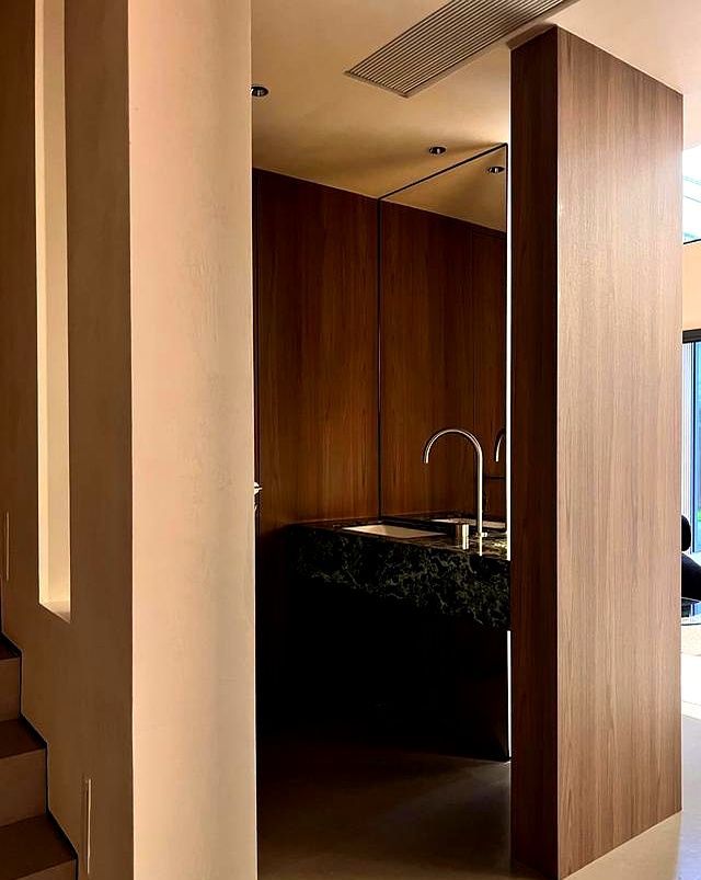 🌿设计师视角｜挑空别墅的材质美学，在侘寂与现代间找平衡 - 家居知识