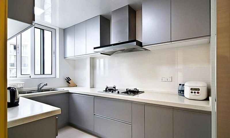 橱柜定制避坑指南,这5个关键点90%的人不知道! 厨房里天天堆满锅碗瓢盆,台面的重量压下来,16毫米的板材根本承受不住。时间一长,门板变形、台面开裂,这钱花得实在冤枉。