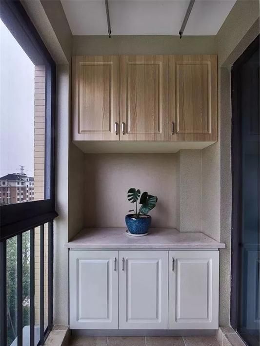 姥姥家阳台装了柜子，原来这么实用？省空间还漂亮，太有先见之明 - 家居知识
