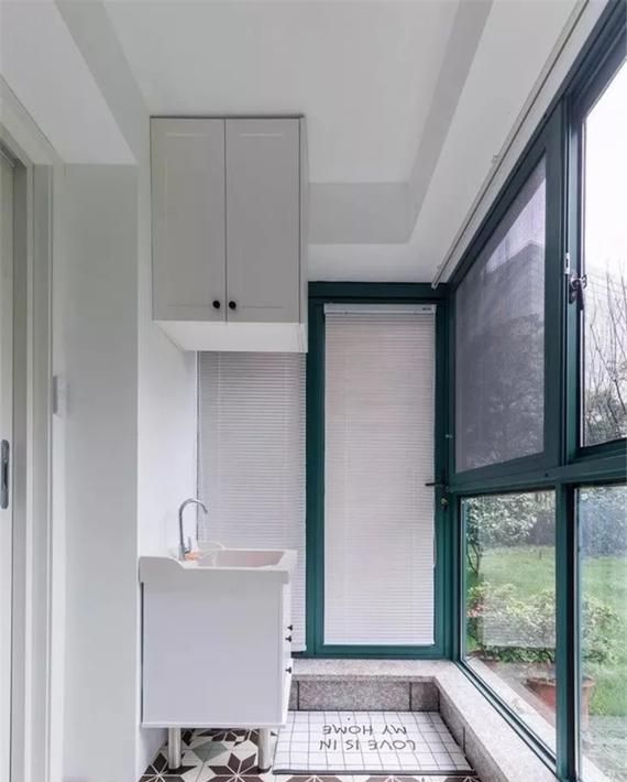 姥姥家阳台装了柜子，原来这么实用？省空间还漂亮，太有先见之明 - 家居知识