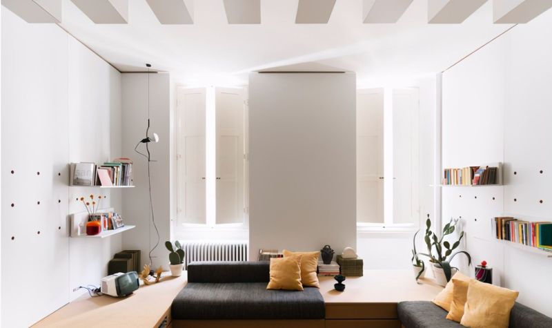 第一次见柜子这样做！环绕客厅一周，沙发和电视柜都省了 - 家居知识