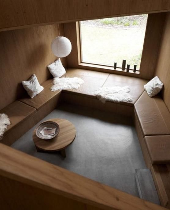 第一次见柜子这样做！环绕客厅一周，沙发和电视柜都省了 - 家居知识