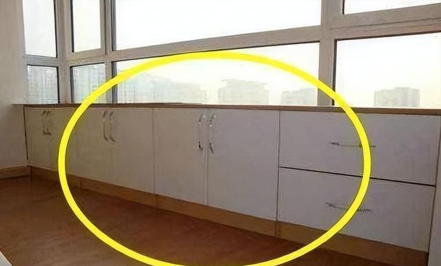 家里阳台的柜子别再傻傻装到顶，聪明人这样做，耐用又美观！ - 家居知识