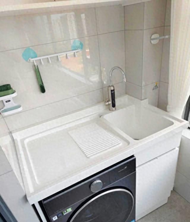 媳妇阳台装洗衣柜遭全家反对，完工后婆婆逢人夸赞