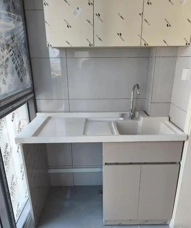 媳妇坚持在阳台做“洗衣柜”，被全家说浪费，如今我妈逢人就夸 - 家居知识