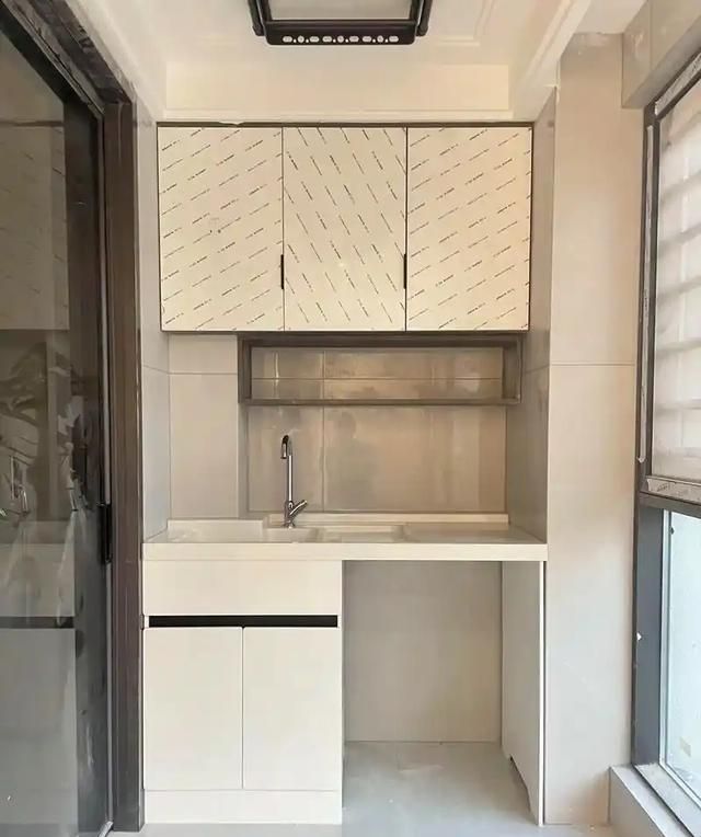 媳妇坚持在阳台做“洗衣柜”，被全家说浪费，如今我妈逢人就夸 - 家居知识