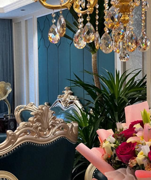 240㎡复古轻奢装修范本，巧妙驾驭多色彩不杂乱