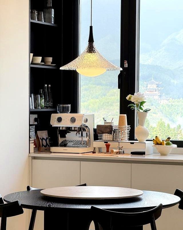 极简黑白，演绎家的高级松弛感 当黑白碰撞，不是单调，而是质 - 家居知识