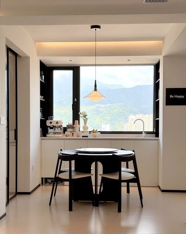 极简黑白，演绎家的高级松弛感 当黑白碰撞，不是单调，而是质 - 家居知识