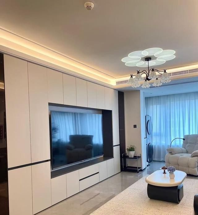 浙江女子120m²新家走红,电视柜设计引全网模仿,高级感拉满 浙江一女子晒出120m²的家,仅电视柜就让无数人效仿,太高级了 - 家居知识