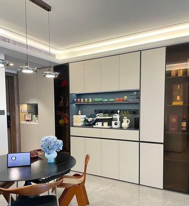 浙江女子120m²新家走红,电视柜设计引全网模仿,高级感拉满 浙江一女子晒出120m²的家,仅电视柜就让无数人效仿,太高级了 - 家居知识