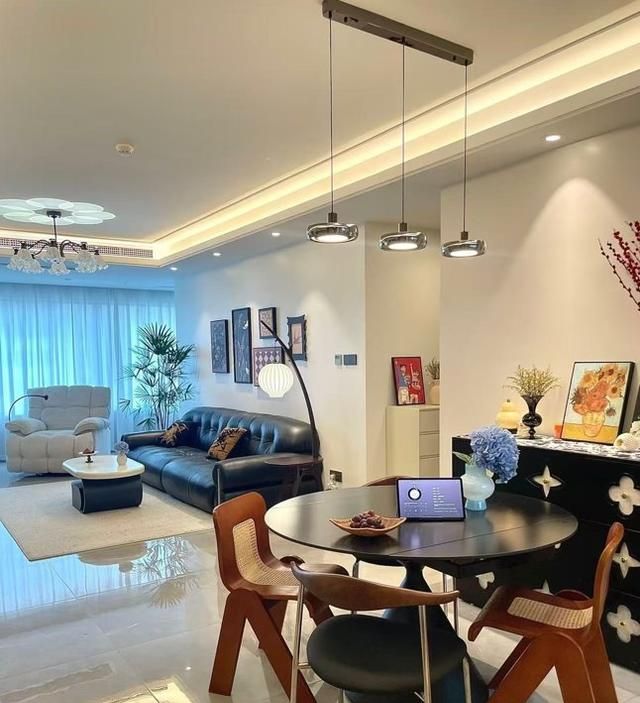 浙江女子120m²新家走红,电视柜设计引全网模仿,高级感拉满 浙江一女子晒出120m²的家,仅电视柜就让无数人效仿,太高级了 - 家居知识