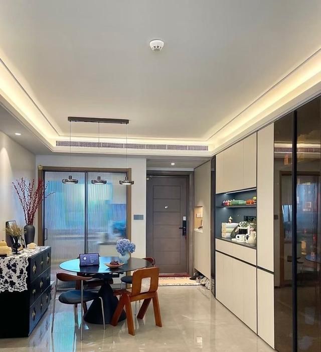 浙江女子120m²新家走红,电视柜设计引全网模仿,高级感拉满 浙江一女子晒出120m²的家,仅电视柜就让无数人效仿,太高级了 - 家居知识