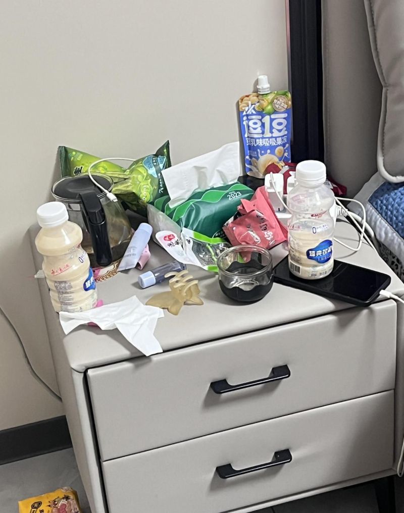 年轻人抛弃传统床头柜,新式做法既高级又实用 “床头柜”已逐渐退出中国家庭!看年轻人的新式做法,高级还实用 - 家居知识