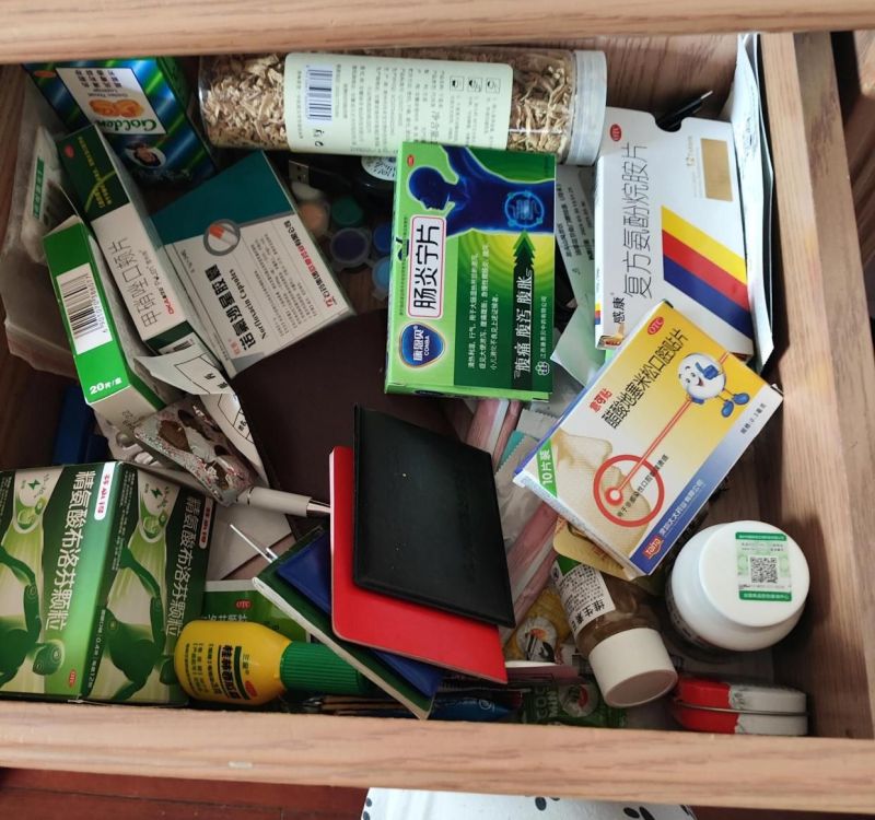 年轻人抛弃传统床头柜,新式做法既高级又实用 “床头柜”已逐渐退出中国家庭!看年轻人的新式做法,高级还实用 - 家居知识