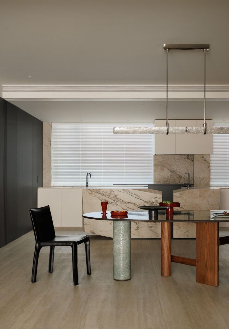 极简住宅中的克制奢华,高级感藏于细节 在极简里藏满高级感,这套住宅把“克制奢华”玩明白了 - 家居知识