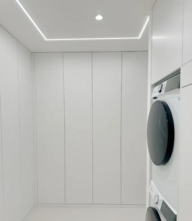 年轻人太会了！「洗烘机衣帽间一体化」设计，收纳力和颜值封神！ - 家居知识